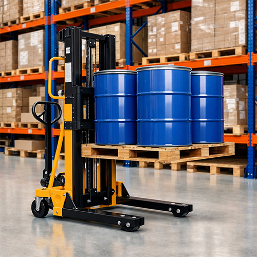 manual-hydraulic-stacker-warehouse-lifting Manual hydraulic stacker lifting a pallet onto a rack in an Indian warehouse.
